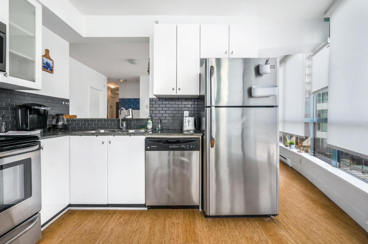 וונקובר Bright 2 Bedroom Condo Downtown With Free Parking מראה חיצוני תמונה